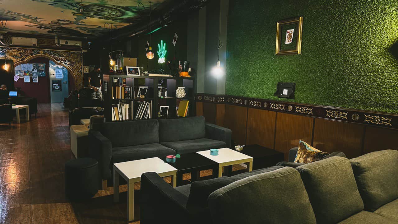 Zona lounge acogedora en el club social cannábico Alice de Valencia