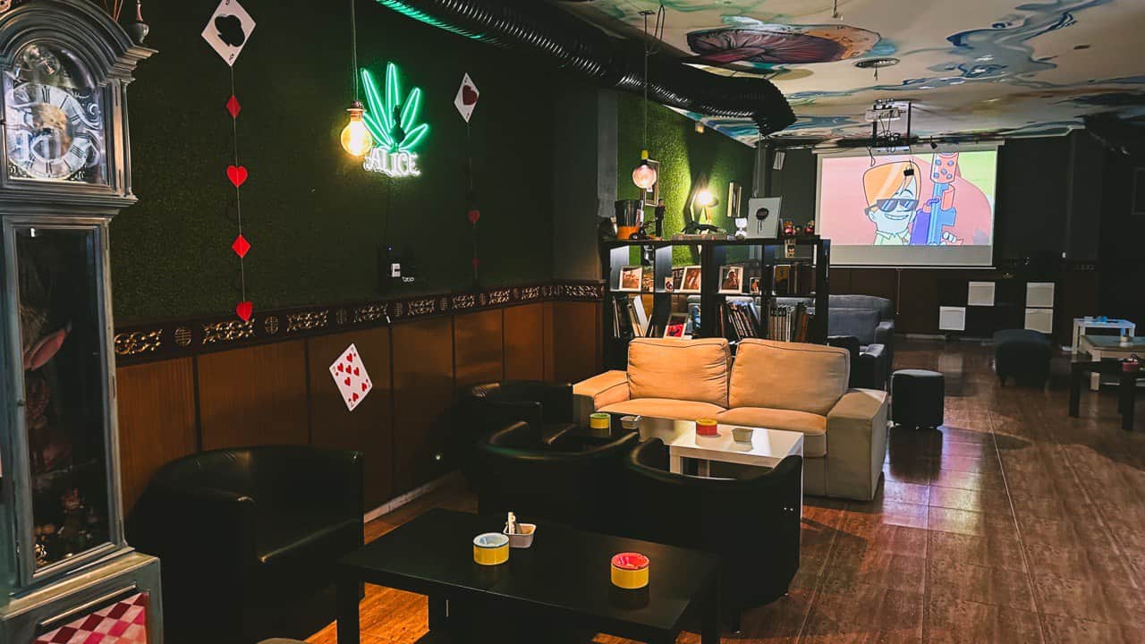 Espacio de entretenimiento con proyector en la asociación cannábica Alice en Valencia