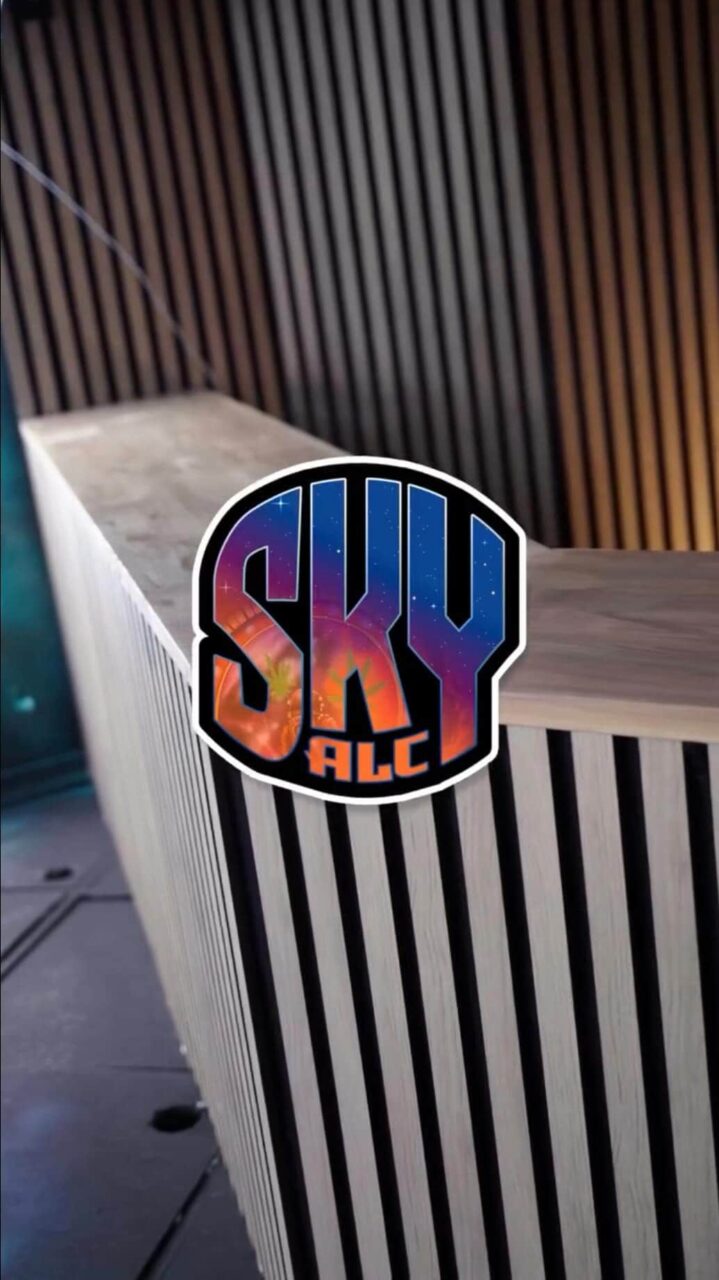 Imagen de portada con el logo de Sky Alicante sobre el mostrador de recepción para la vista previa del video del club