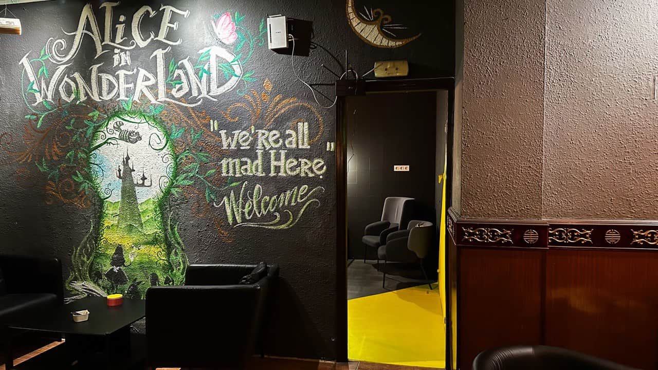 Mural pintado con motivo de Alicia en el País de las Maravillas en el club social Alice Valencia