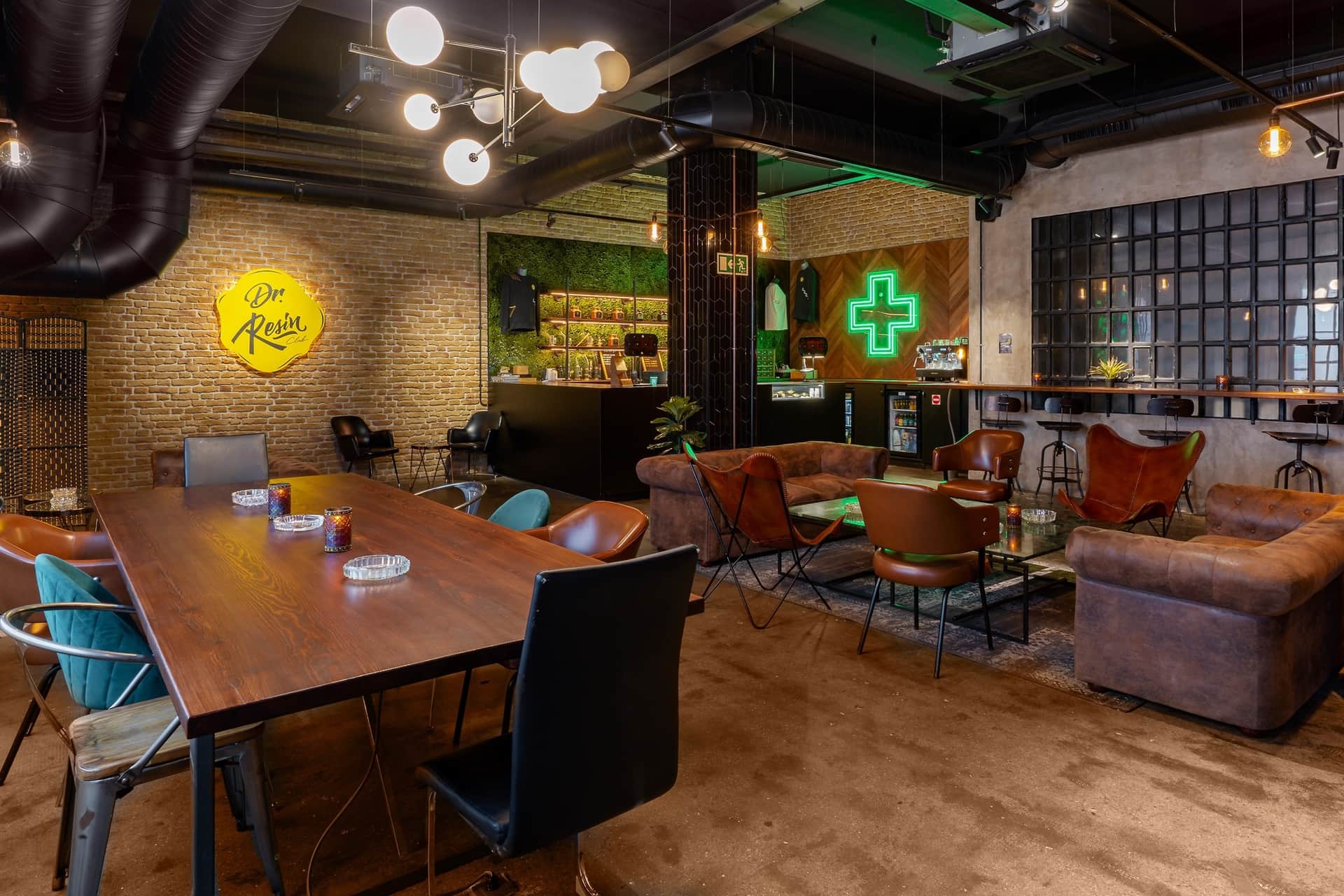 En el lounge elegante con paredes de ladrillo y barra está el club social cannábico Dr. Resin Barcelona