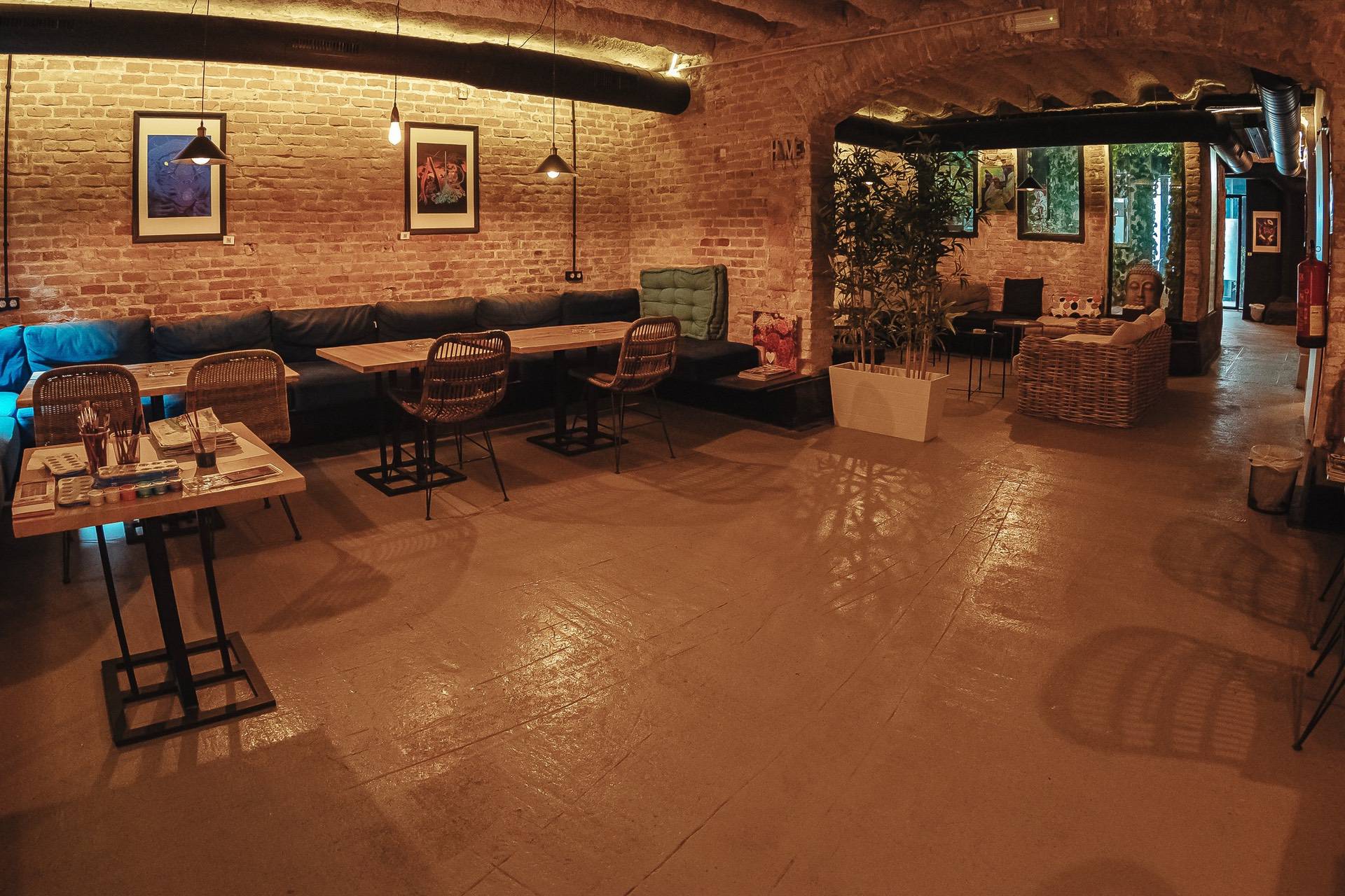 Zona lounge relajada del club social cannábico La Orquesta en Barcelona