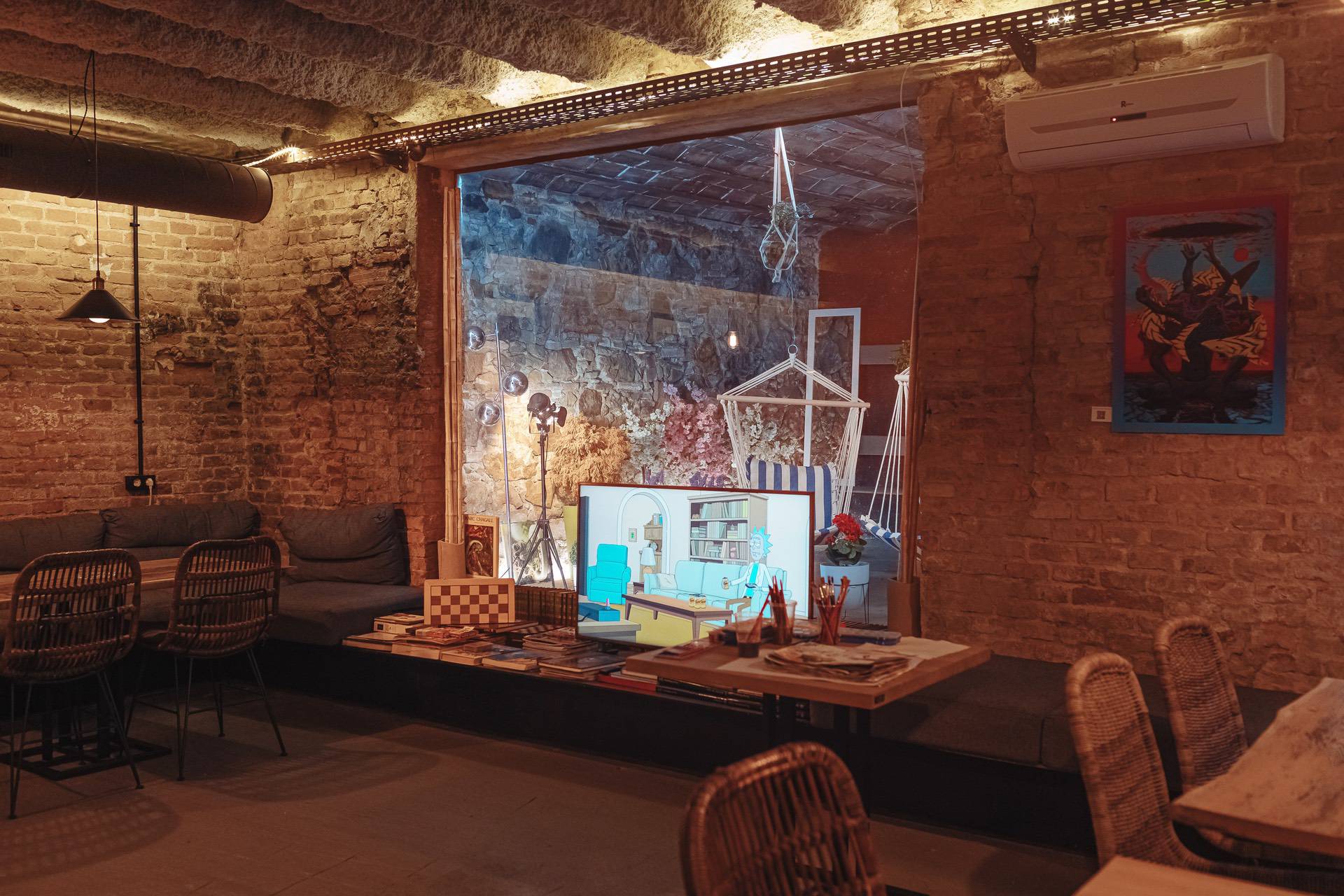 Espacio social acogedor del club social cannábico La Orquesta en Barcelona con juegos de mesa