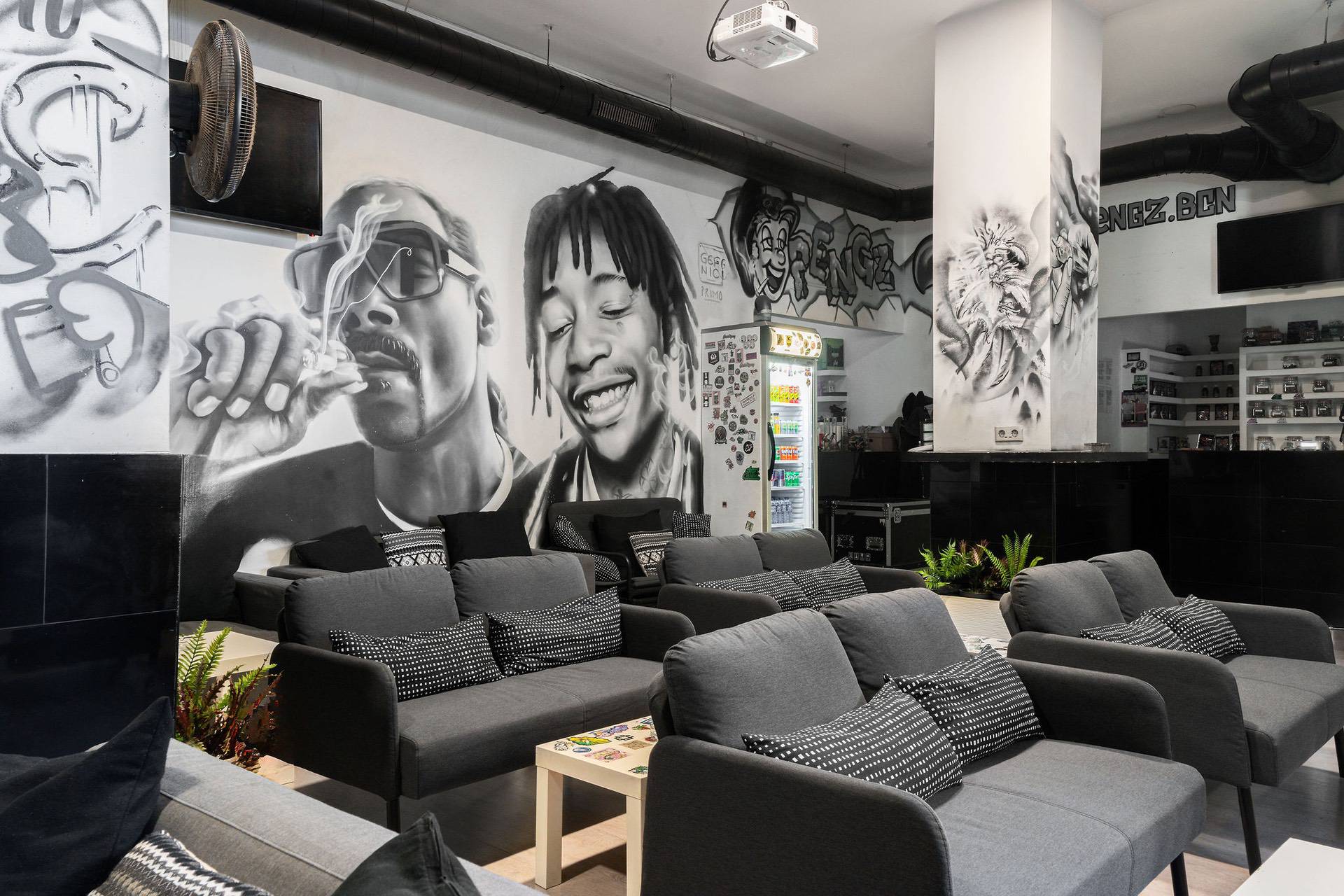 Lounge decorado con graffiti de la asociación cannábica Pengz en Barcelona