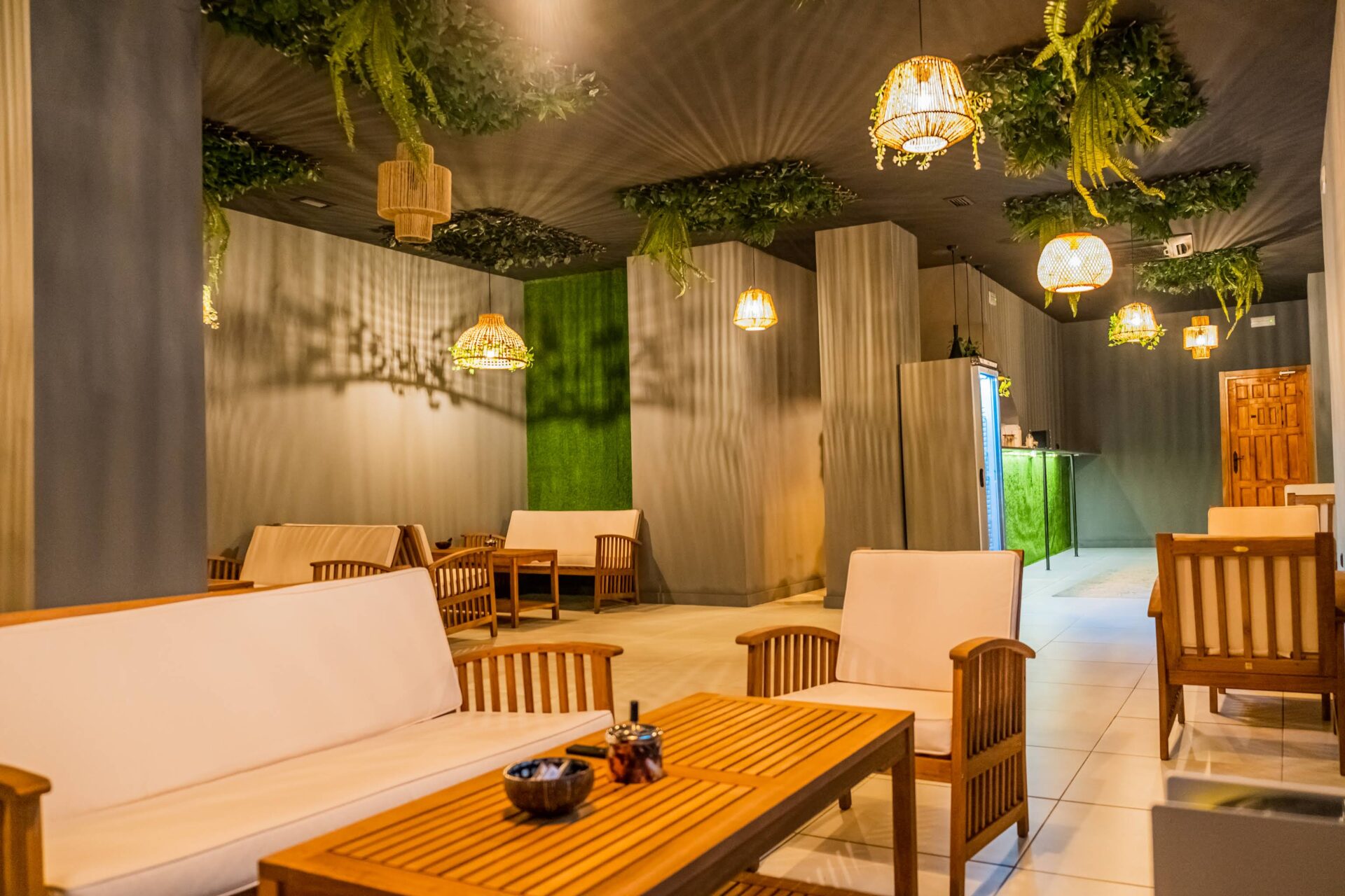 Interior con inspiración natural de la asociación cannábica Shambala en Valencia con mobiliario de madera