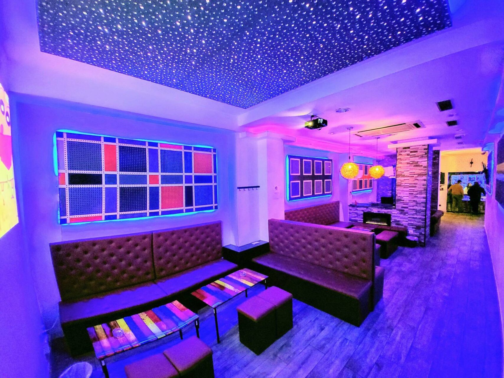 Zona lounge futurista del club social cannábico Smoke Signals en Barcelona con luces de neón