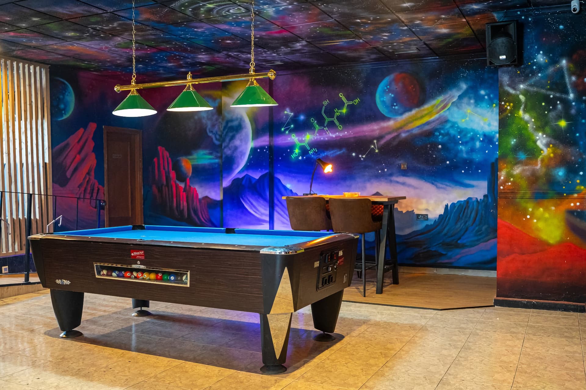 Mural espacial y mesa de billar en el club social cannábico Sky Alicante