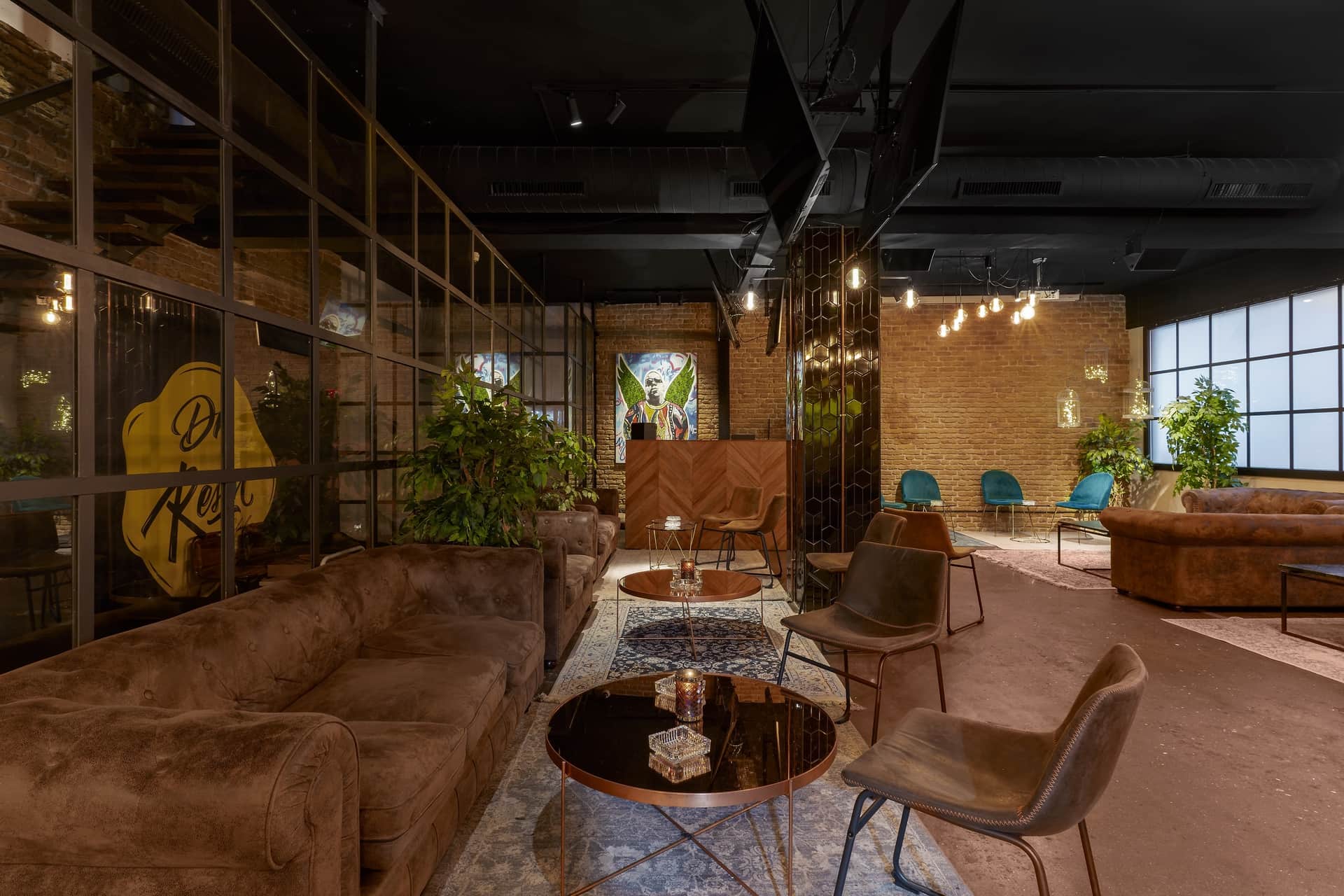 Dr. Resin Barcelona club social cannábico — espacioso lounge con sofás marrones, mesas de centro y interior elegante