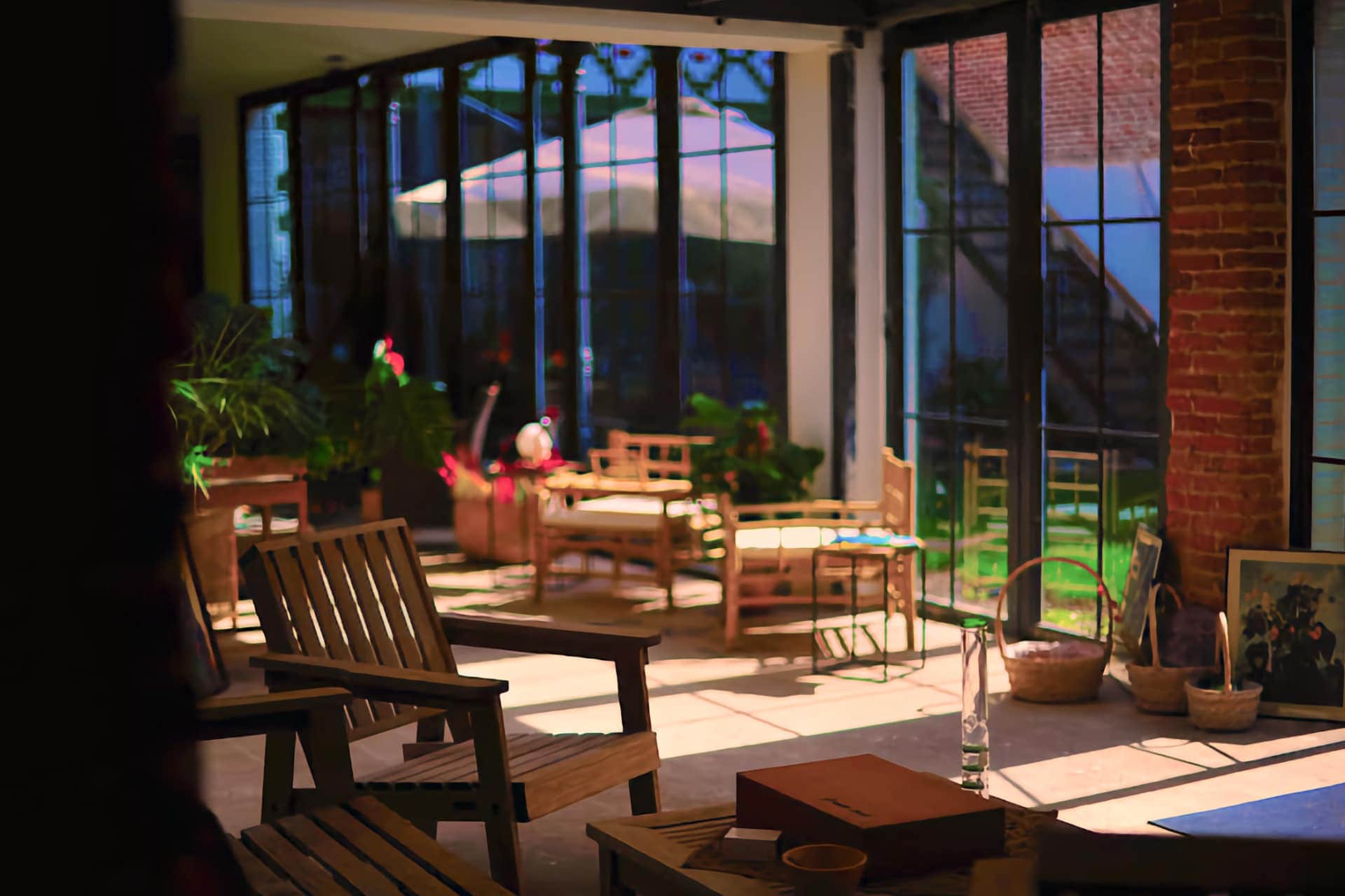 En Madrid, zona lounge moderna con sofás de ratán y paredes de ladrillo en el club social cannábico Noviciado