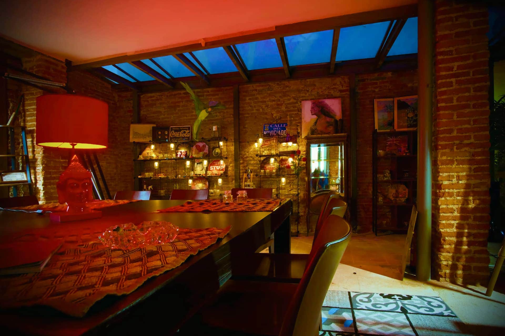 Zona lounge acogedora con estanterías decorativas en el club social cannábico Noviciado Madrid