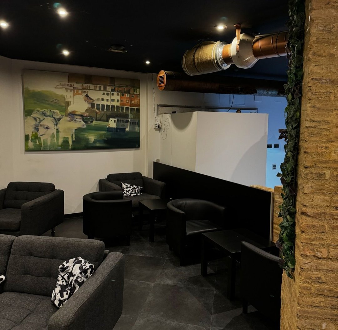 Espacio chill de estilo urbano del club social cannábico TURIA62 en Valencia